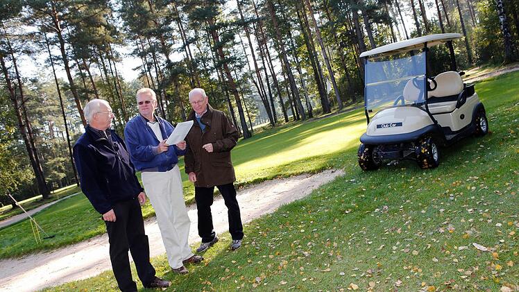 Schatzmeister Klaus Schau, Golfclubpräsident Klaus Dirks und Vizepräsident Heribert beraten sich über die Zukunft des Clubs. Foto: Matthias Hoch