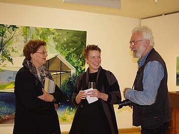 Donata Benker (Mitte) im Gespräch mit den heimischen Künstlern Krystyna Hurec-Diaczyszyn (links) und Peter Bannert (rechts) Foto: Heike Schülein