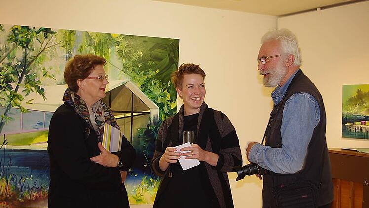 Donata Benker (Mitte) im Gespräch mit den heimischen Künstlern Krystyna Hurec-Diaczyszyn (links) und Peter Bannert (rechts) Foto: Heike Schülein