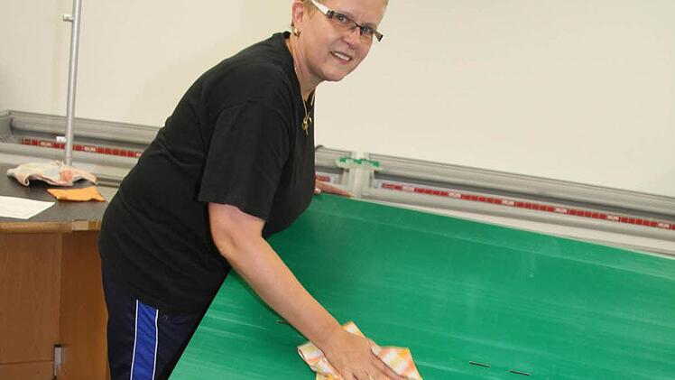 Annegret Iuliano wischt schon mal die Frische-Insel für das Obst sauber - sie wird die neue Geschäftsführerin des RugenDorfladens.