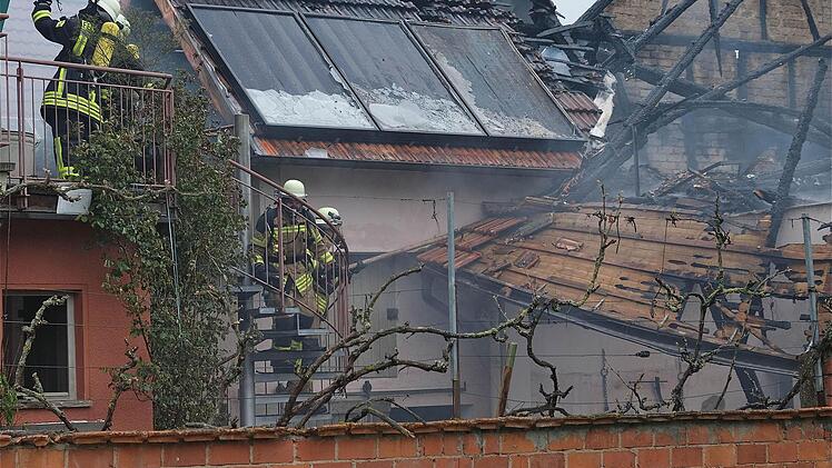 Ein Großangebot an Feuerwehren hat das Übergreifen der Flammen aufs Wohnhaus verhindert. Foto: Gerd Schaar