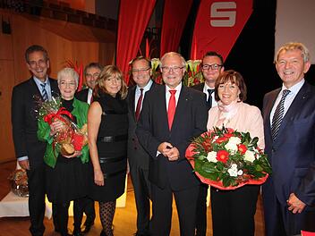 Konrad Gottschall (Mitte) bei der Verabschiedung mit seiner Frau Gabi, Bamberger Honoratioren und dem Präsidenten des Bayerischen Sparkassenverbandes, Urich Netzer (links)    Foto: Nadine Nüßlein