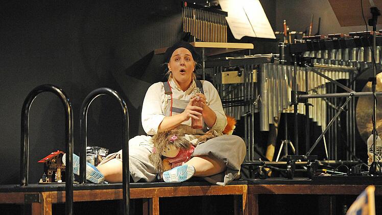 Kora Pavelic beeindruckt in "Gold" von Leonard Evers in der Coburger Reithalle.Foto: Andrea Kremper