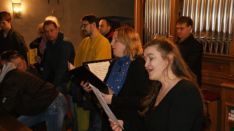 "Maria durch ein Dornwald ging" interpretierten Regina Karg (rechts), Silvia und Heiko Kröner. Foto: sw