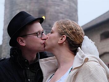 Die Burg Saaleck ist ein guter Hintergrund fürs Hochzeitsfoto: Melanie Göbel und Johannes Beierlieb aus Nürnberg waren in diesem Jahr die ersten, die dieses Ambiente zu schätzen wussten. Foto: Gerd Schaar