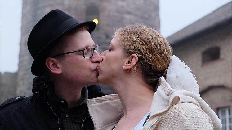 Die Burg Saaleck ist ein guter Hintergrund fürs Hochzeitsfoto: Melanie Göbel und Johannes Beierlieb aus Nürnberg waren in diesem Jahr die ersten, die dieses Ambiente zu schätzen wussten. Foto: Gerd Schaar