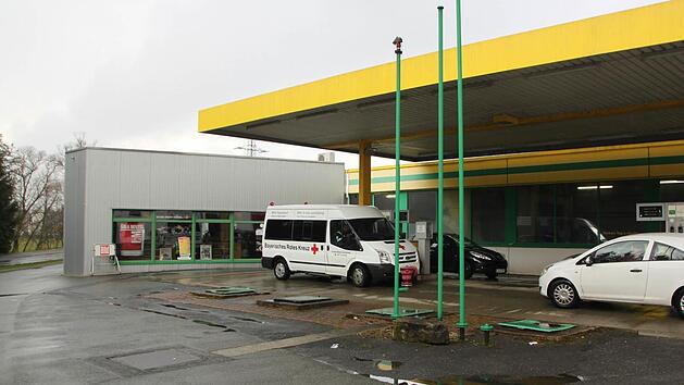 In der Nacht zum Montag brachen Unbekannte in die Tankstelle an der Robert-Koch-Stra&szlig;e ein und erbeuteten vor allem Zigaretten. Foto: Matthias Einwag