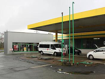 In der Nacht zum Montag brachen Unbekannte in die Tankstelle an der Robert-Koch-Straße ein und erbeuteten vor allem Zigaretten. Foto: Matthias Einwag