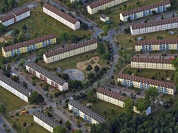 Der Ausbau in der Großunterkunft an der Pödeldorfer Straße schreitet voran: In dem parkartigen Gelände der ehemaligen Flynn-Siedlung werden weitere zwölf Wohnhäuser für die Flüchtlingsunterbringung vorbereitet.