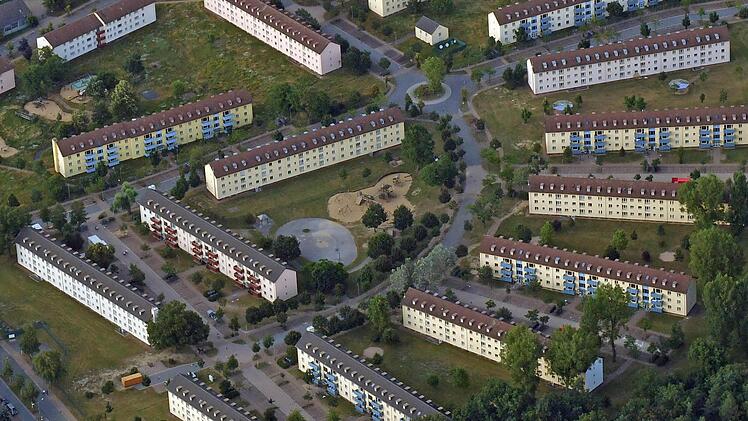 Der Ausbau in der Großunterkunft an der Pödeldorfer Straße schreitet voran: In dem parkartigen Gelände der ehemaligen Flynn-Siedlung werden weitere zwölf Wohnhäuser für die Flüchtlingsunterbringung vorbereitet.