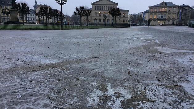 Rutschpartie auch auf dem Schlossplatz: Überall in der Stadt und im Landkreis Coburg hielt Blitzeis die Menschen auf Trab. Foto: Oliver Schmidt