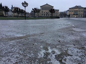 Rutschpartie auch auf dem Schlossplatz: &Uuml;berall in der Stadt und im Landkreis Coburg hielt Blitzeis die Menschen auf Trab. Foto: Oliver Schmidt