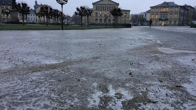 Rutschpartie auch auf dem Schlossplatz: Überall in der Stadt und im Landkreis Coburg hielt Blitzeis die Menschen auf Trab. Foto: Oliver Schmidt