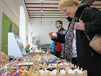Ei , da schau her: Ein kunterbuntes Sortiment bot der Ostereier-Markt in der Kaiserpfalz.  Foto: Andreas Oswald