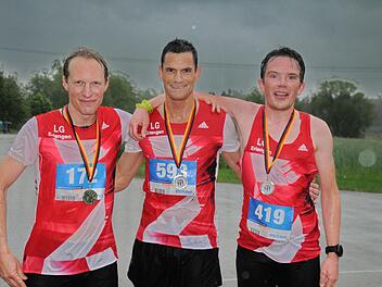 Die Sieger aus dem Hauptlauf von der LG Erlangen (von links): Axel Berndt, Markus Siegler und Rainer Hartmann  Foto: Karl Heinz Wirth
