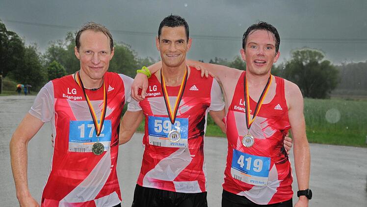 Die Sieger aus dem Hauptlauf von der LG Erlangen (von links): Axel Berndt, Markus Siegler und Rainer Hartmann  Foto: Karl Heinz Wirth