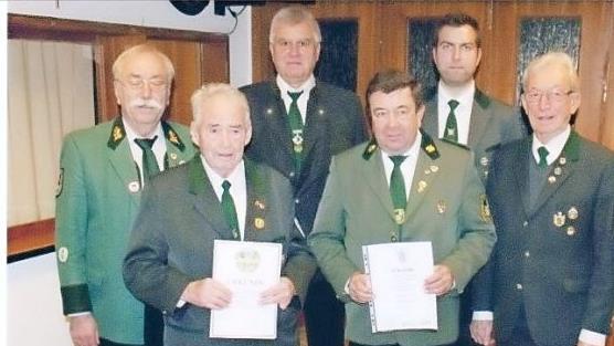 Ehrungen für langjährige Mitgliedschaft (von links): 3. Gauschützenmeister Hans-Georg Rebhan Josef Raab (65 Jahre), 2. Schützenmeister Wolfgang Bergmann, Harald Scherbel, (50 Jahre), 1. Schützenmeister Daniel Bergmann und Ehrenschützenmeister Reinhold Wolf