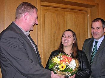 Über die "im fliegenden Wechsel" erfolgte Neubesetzung der VHS Außenstelle Sonnefeld freuen sich (von links) Bürgermeister Michael Keilich, die verantwortliche Ansprechpartnerin Ramona Grau und VHS-Chef Rainer Meyer. Foto: Klaus Oelzner