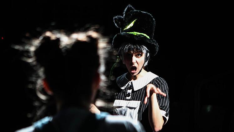 Szene aus dem Songzyklus "Wunderland" von Anno Schreier in der coburger ReithalleFoto: Henning Rosenbusch