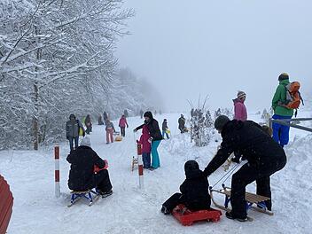 Das Winterwetter nutzten am Wochenende viele Menschen f&uuml;r einen Ausflug in die Rh&ouml;n. Sie genossen die wei&szlig;e Pracht, wie hier am Berghaus Rh&ouml;n bei Riedenberg, f&uuml;r eine Wanderung oder zum Schlittenfahren. Auch die Liftbetreiber sind zufrieden. Foto: Wolfgang D&uuml;nnebier