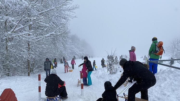 Das Winterwetter nutzten am Wochenende viele Menschen für einen Ausflug in die Rhön. Sie genossen die weiße Pracht, wie hier am Berghaus Rhön bei Riedenberg, für eine Wanderung oder zum Schlittenfahren. Auch die Liftbetreiber sind zufrieden. Foto: Wolfgang Dünnebier