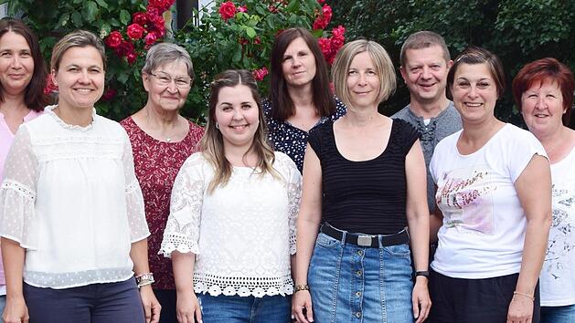 Der neugew&auml;hlte Vorstand von links: Vorstandsmitglied Elke Langold, Zweite Vorsitzende Katrin Schreppel, Vorstandsmitglied Evi M&uuml;ller,Schriftf&uuml;hrerin Lisa Tempel, Kassenpr&uuml;ferin Marion Sch&uuml;tz, Vorsitzende Cornelia Bienlein, Kassenpr&uuml;fer Harald Reh...