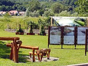 Das Flussparadies-Poster weht im Wind. Foto: hak
