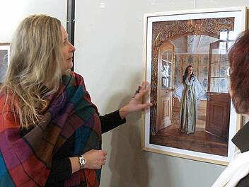 Kerstin Junker (links) im Gespräch mit einer Besucherin vor dem Bild "Wer begehrt Einlass" Foto: Anton Then