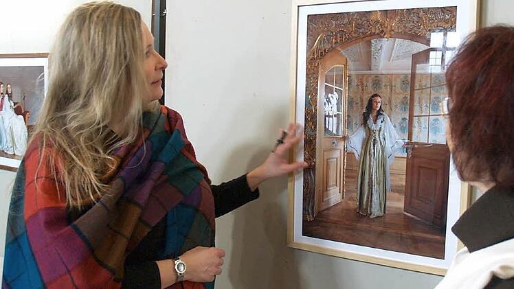 Kerstin Junker (links) im Gespräch mit einer Besucherin vor dem Bild "Wer begehrt Einlass" Foto: Anton Then