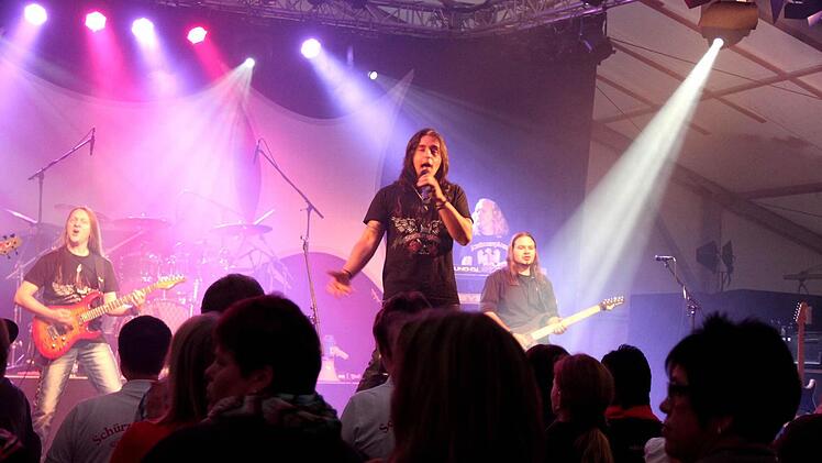 Die Schürzenjäger brachten Stimmung ins Zelt.