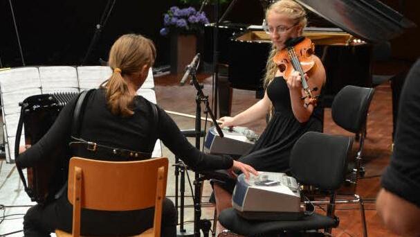 Felicitas und Elisabeth bei ihrem Vortrag.