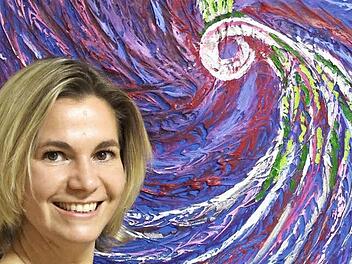 Die Innenarchitektin und Malerin Christina Barth mit ihrem Bild "Pfauenauge" Foto: fra-press