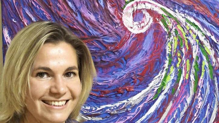 Die Innenarchitektin und Malerin Christina Barth mit ihrem Bild "Pfauenauge" Foto: fra-press