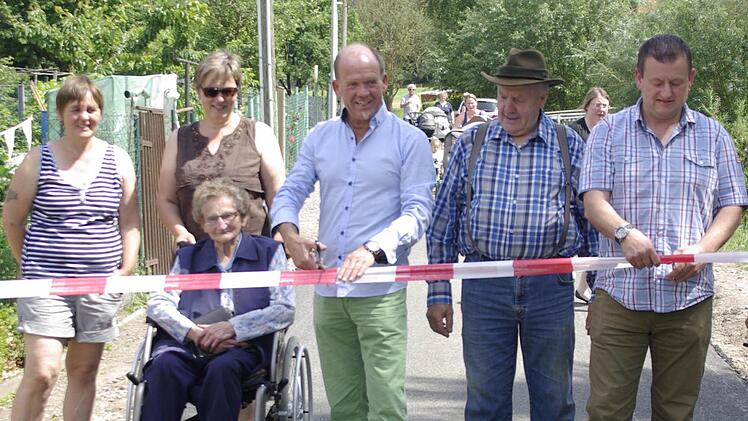 Bürgermeister Karlheinz Kickuth (Mitte), Johann Schneider (2. v. r.) und Vize-Bürgermeister Elmar Zier (r.) eröffneten mit Machtilshausener Bürgern (l.) den sanierten Gartenweg.  Foto: Winfried Ehling