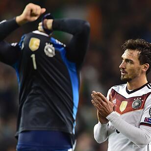 Der deutsche Torwart Manuel Neuer und sein Teamkollege Mats Hummels nach Spielende.
