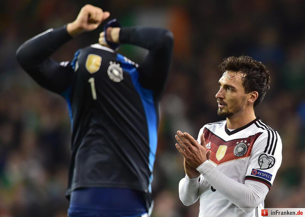 Der deutsche Torwart Manuel Neuer und sein Teamkollege Mats Hummels nach Spielende.