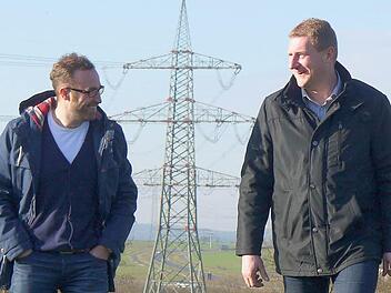 Die eine Stromtrasse im Rücken, die andere vor Augen: Markus Mönch (links) und Michael Keilich blicken dem Kampf gegen P 44 optimistisch entgegen. Foto: Berthold Köhler