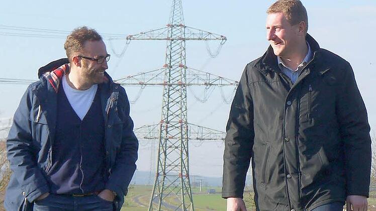 Die eine Stromtrasse im Rücken, die andere vor Augen: Markus Mönch (links) und Michael Keilich blicken dem Kampf gegen P 44 optimistisch entgegen. Foto: Berthold Köhler