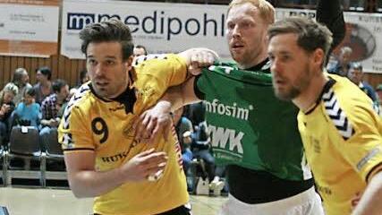 Kreisläufer Dominik Kelm (links/mit zerrissenem Trikot) und Linksaußen Steffen Coßbau (rechts) packten auch am eigenen Kreis kräftig zu.