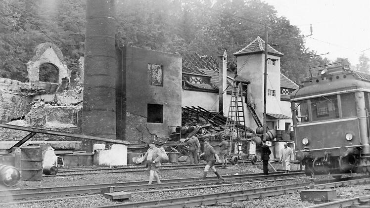 Das Großfeuer hinterließ 1954 bei der Firma Voitländer ein Bild der totalen Verwüstung.  Repro: Gerd Fleischmann