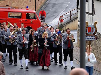 Zahlreiche Musiker beteiligten sich am Sternmarsch, der zu Ehren der Musikkapelle Pfaffenhausen ausgerichtet wurde. Auch die Blaskapelle Diebach war mit beim Fest dabei.  Foto: Gerd Schaar