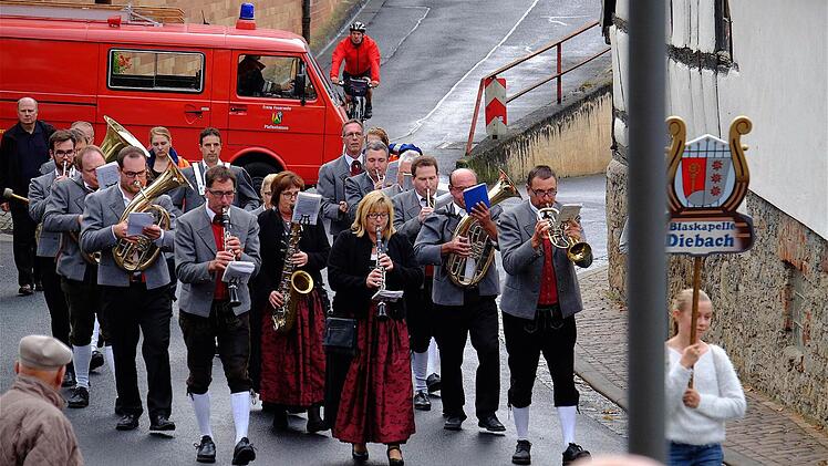 Zahlreiche Musiker beteiligten sich am Sternmarsch, der zu Ehren der Musikkapelle Pfaffenhausen ausgerichtet wurde. Auch die Blaskapelle Diebach war mit beim Fest dabei.  Foto: Gerd Schaar