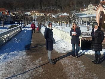 Die regelmäßigen Gästebegrüßungen mit anschließendem Rundgang durch das Staatsbad finden unabhängig von der Teilnehmerzahl statt. Da kann es dann besonders in den Wintermonaten schon einmal passieren, dass Verena Diller von der Gäste-Information (2. von rechts) mit nur zwei Besucherinnen im Kurpark unterwegs ist. Foto: Rolf Pralle