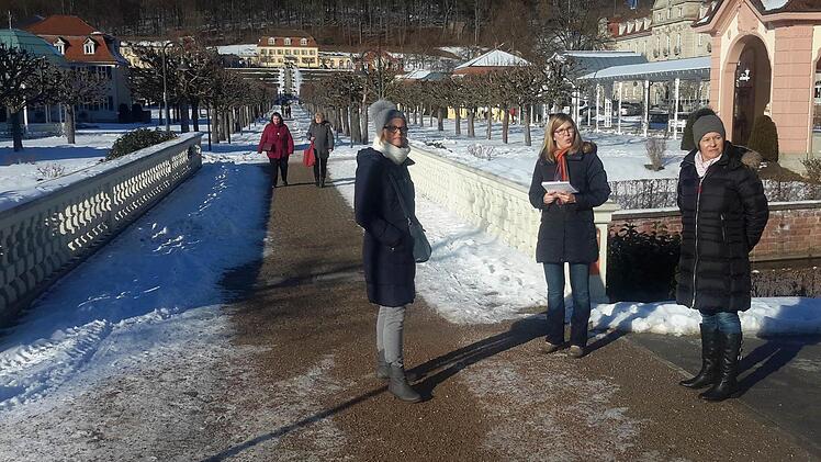 Die regelmäßigen Gästebegrüßungen mit anschließendem Rundgang durch das Staatsbad finden unabhängig von der Teilnehmerzahl statt. Da kann es dann besonders in den Wintermonaten schon einmal passieren, dass Verena Diller von der Gäste-Information (2. von rechts) mit nur zwei Besucherinnen im Kurpark unterwegs ist. Foto: Rolf Pralle
