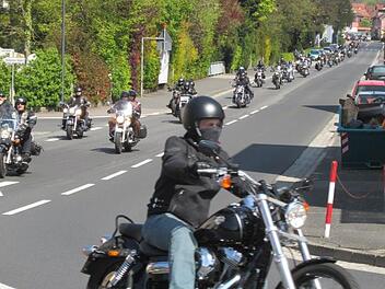 In einer beeindruckend langen Kolonne verließen die Biker Bad Brückenau in Richtung Hammelburg.  Foto: Diana Leitsch
