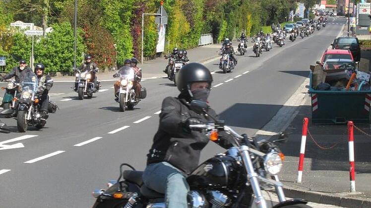 In einer beeindruckend langen Kolonne verließen die Biker Bad Brückenau in Richtung Hammelburg.  Foto: Diana Leitsch