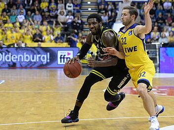 De'Mon Brooks (links, Medi Bayreuth) zeigte eine starke Leistung gegen Banvit und machte 26 Punkte.  Foto: Peter Mularczyk