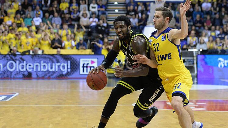 De'Mon Brooks (links, Medi Bayreuth) zeigte eine starke Leistung gegen Banvit und machte 26 Punkte.  Foto: Peter Mularczyk