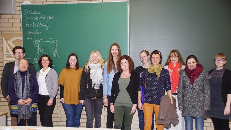 Die Lehrkräfte der elf Berufsintegrationsklassen an der Heinrich-Thein-Berufsschule Haßfurt nahmen die Fortbildung durch Hanna Löhner (links) und die Möglichkeit zum Informationsaustausch mit Arbeitsagentur und Jobcenter gerne an.Sabine Weinbeer