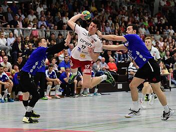 Konstantin Singwald (am Ball) war im Angriff und in der Abwehr der auffälligste Spieler des HSC Bad Neustadt. Auch seine Energieleistung konnte freilich nicht verhindern, dass der HSC gegen Hanau 24:26 verlor. Anders